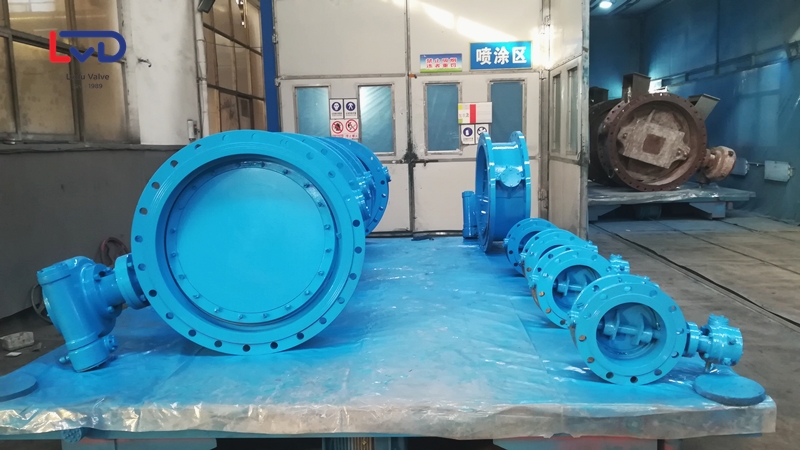 剛剛完成一側噴漆的軟密封法蘭蝶閥